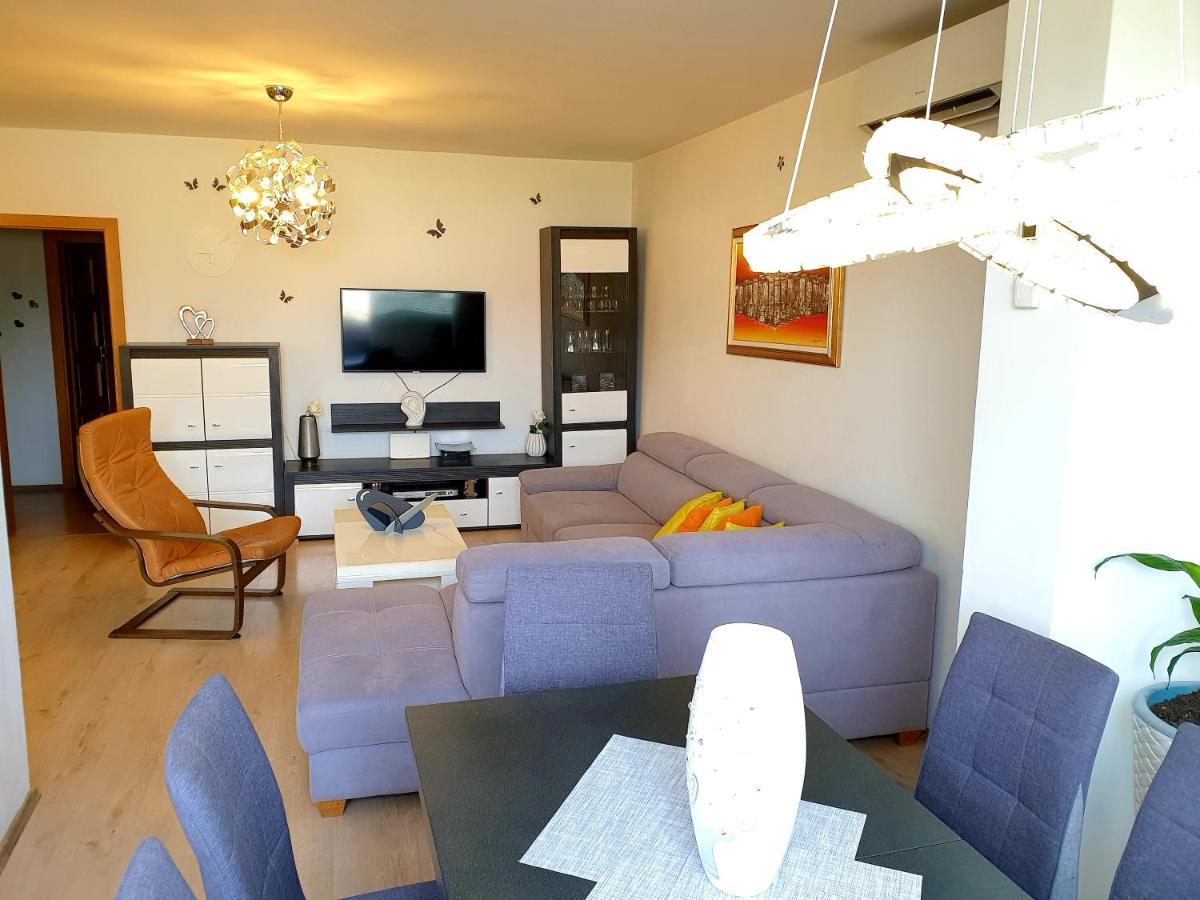 Lav Apartment Ровин Екстериор снимка