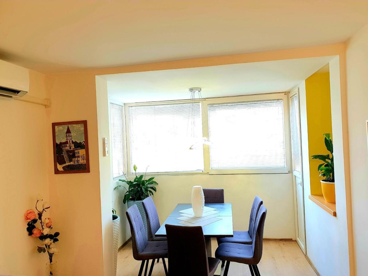 Lav Apartment Ровин Екстериор снимка