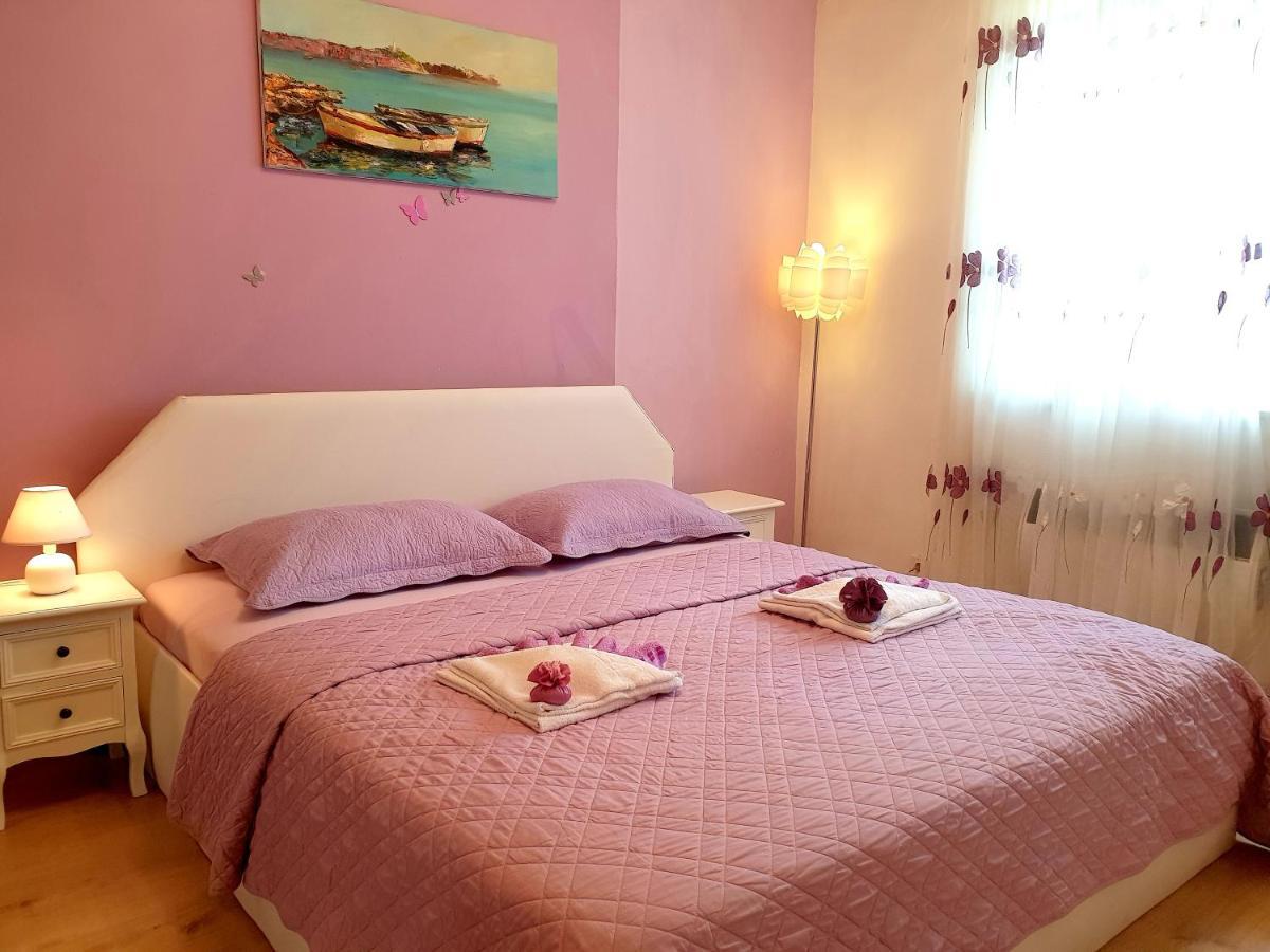 Lav Apartment Ровин Екстериор снимка