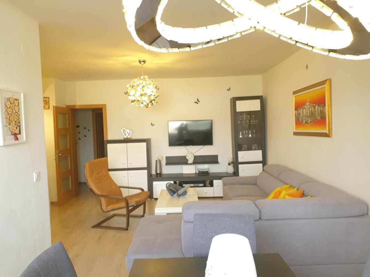 Lav Apartment Ровин Екстериор снимка