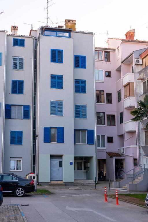 Lav Apartment Ровин Екстериор снимка